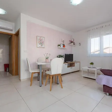 Appartement 1 Bedroom Nice In Vir
