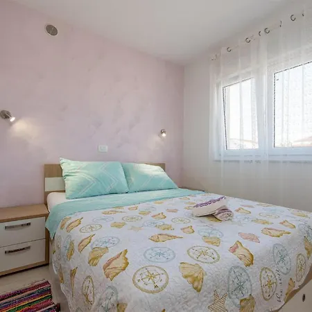 1 Bedroom Nice In Appartement *