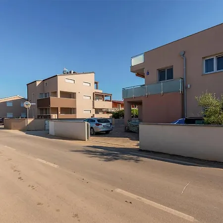 1 Bedroom Nice In Appartement *