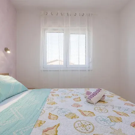1 Bedroom Nice In Appartement Vir