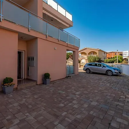 1 Bedroom Nice In Lägenhet Vir
